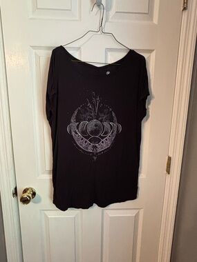 GAIAM Black Short Sleeve Scoop Neck Top with Moon Phase Graphic